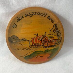 VTG Norwegian Hand Painted Wooden Plate og den saganatt som senker Viking Ship